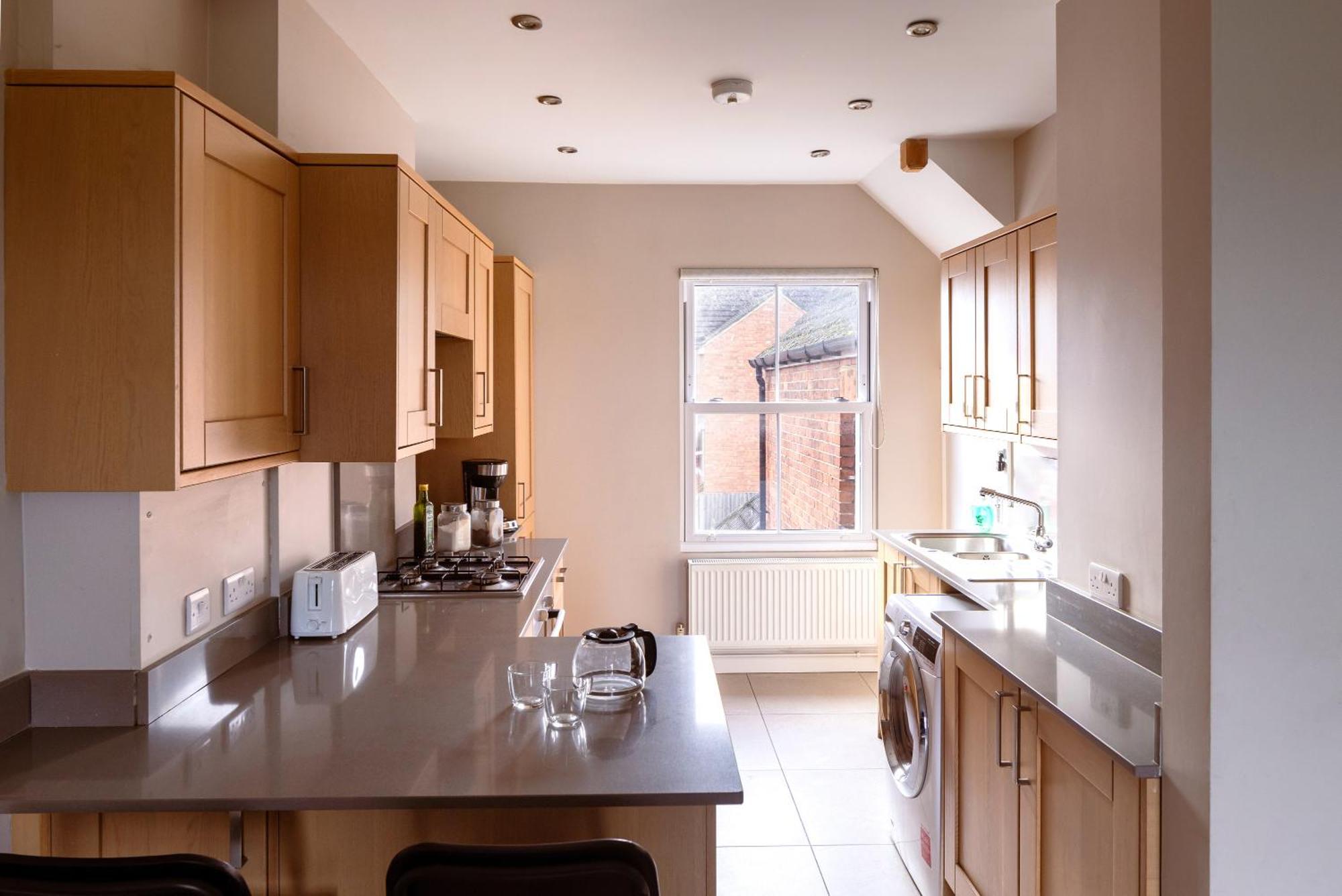 Family Home In Central Guildford With Parking Exterior photo