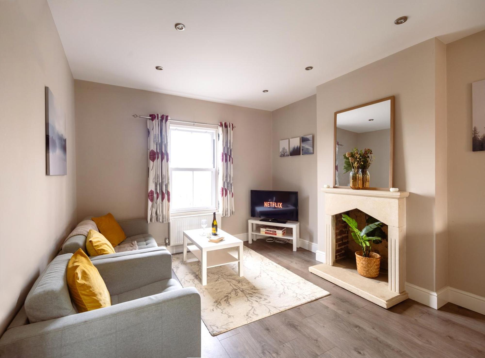 Family Home In Central Guildford With Parking Exterior photo