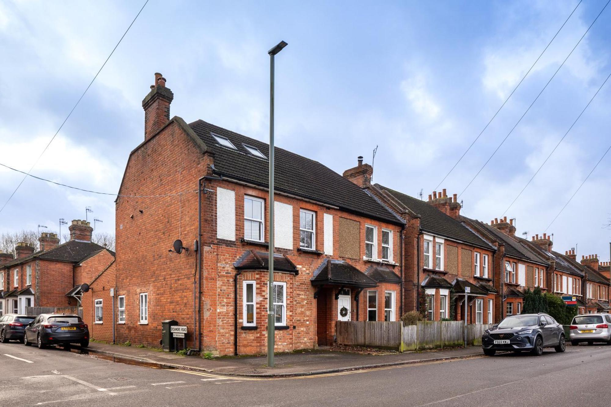 Family Home In Central Guildford With Parking Exterior photo