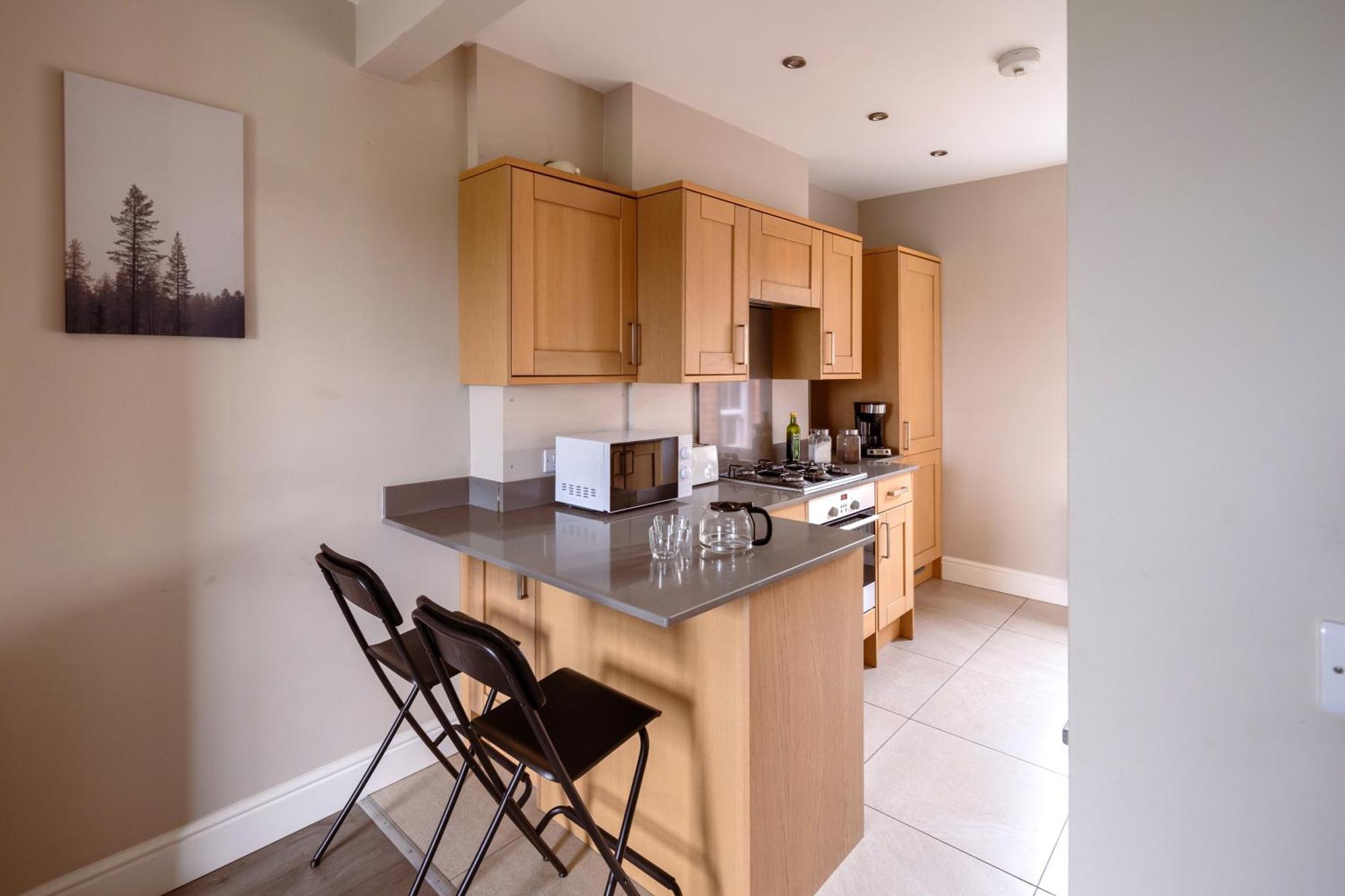 Family Home In Central Guildford With Parking Exterior photo